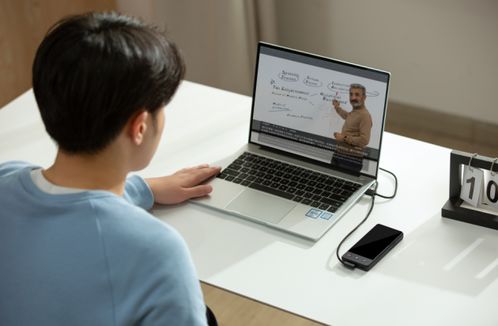 無(wú)懼跨語(yǔ)種挑戰(zhàn) 科大訊飛發(fā)布雙屏翻譯機(jī)，網(wǎng)友盛贊“真心硬核”翻譯服務(wù)